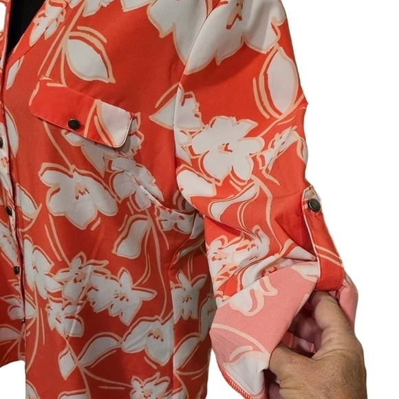 Laura Scott Coral Floral 94% polyester 6% Spandex V-neck Button Up Blouse Size M - Picture 3 of 9